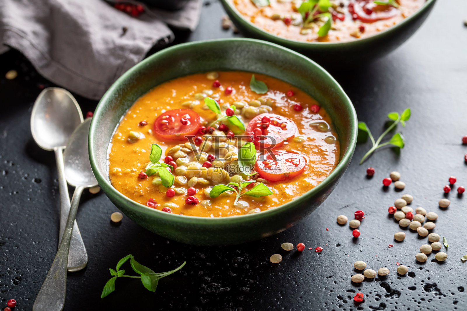 绿扁豆汤作为健康辛辣的开胃菜。照片摄影图片