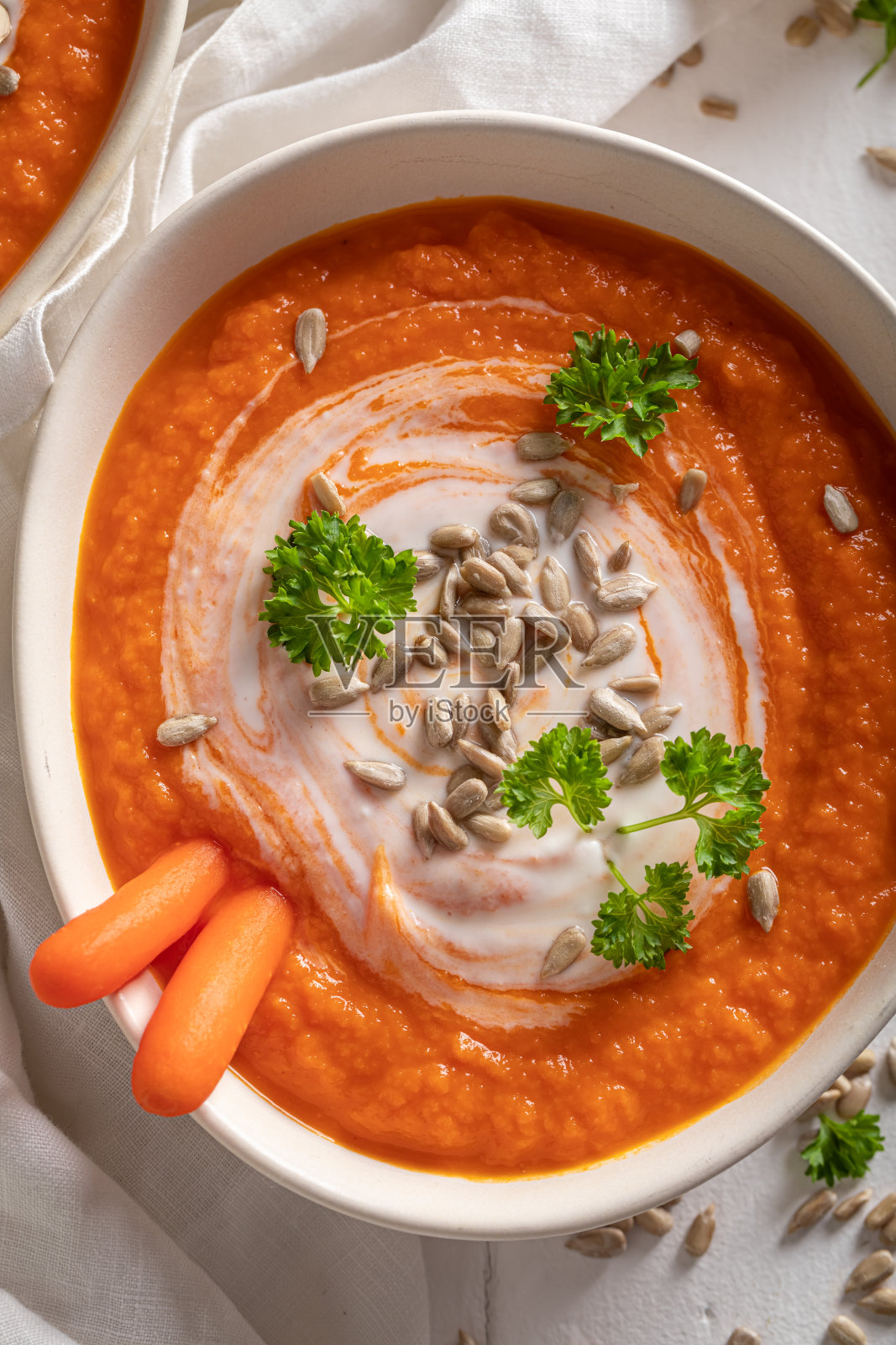 素食奶油胡萝卜汤由新鲜蔬菜和奶油制成。照片摄影图片