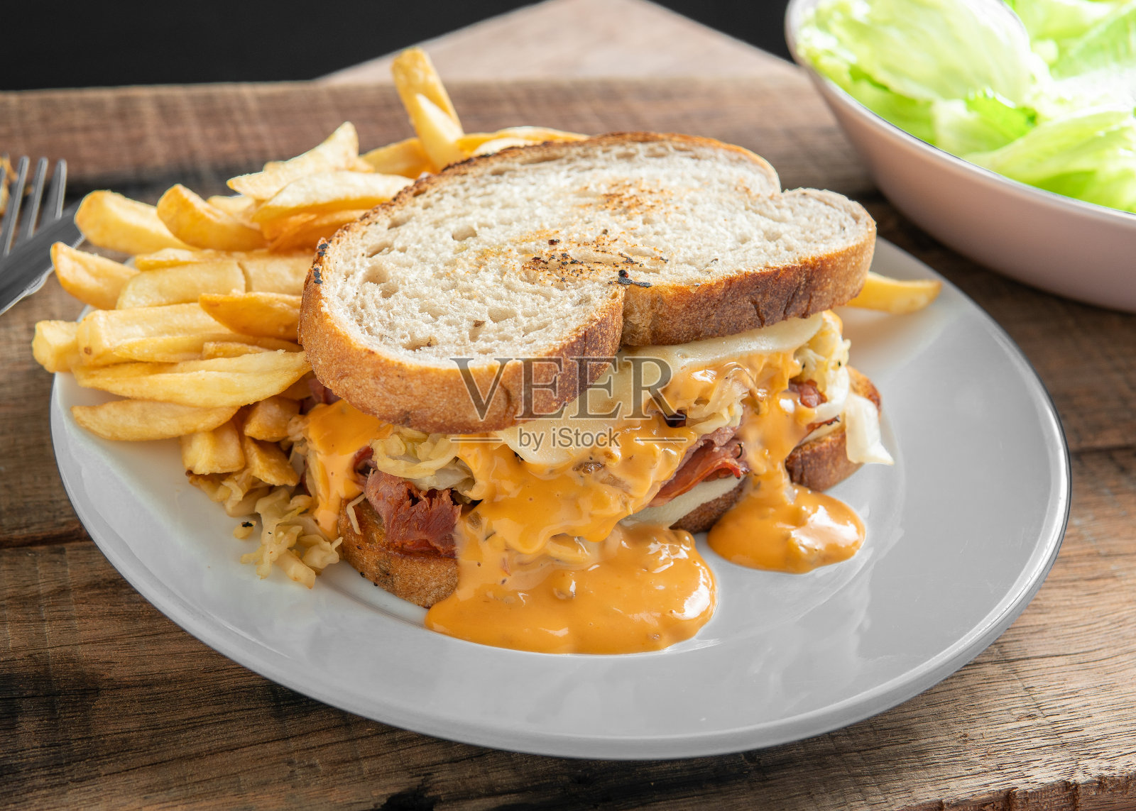 鲁本熏牛肉三明治照片摄影图片