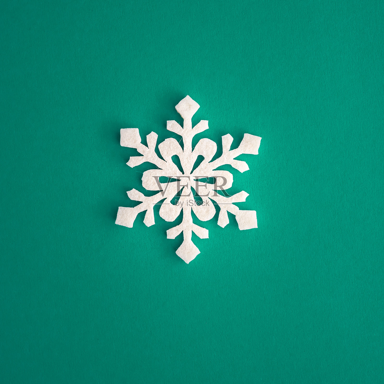 圣诞假期的构图,顶部白色雪花装饰绿色和海蓝色的背景与文本的复制空间。平的。冬天,明信片模板照片摄影图片