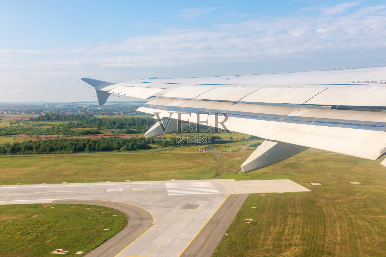 在一个晴朗的夏日早晨,飞机起飞时从窗口看到的景色。SVX叶卡特琳堡,俄罗斯照片摄影图片