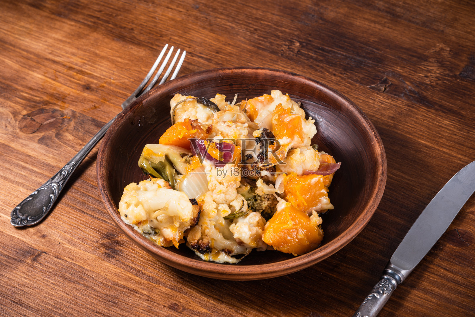 一份蔬菜,芝士烤南瓜放在桌上照片摄影图片