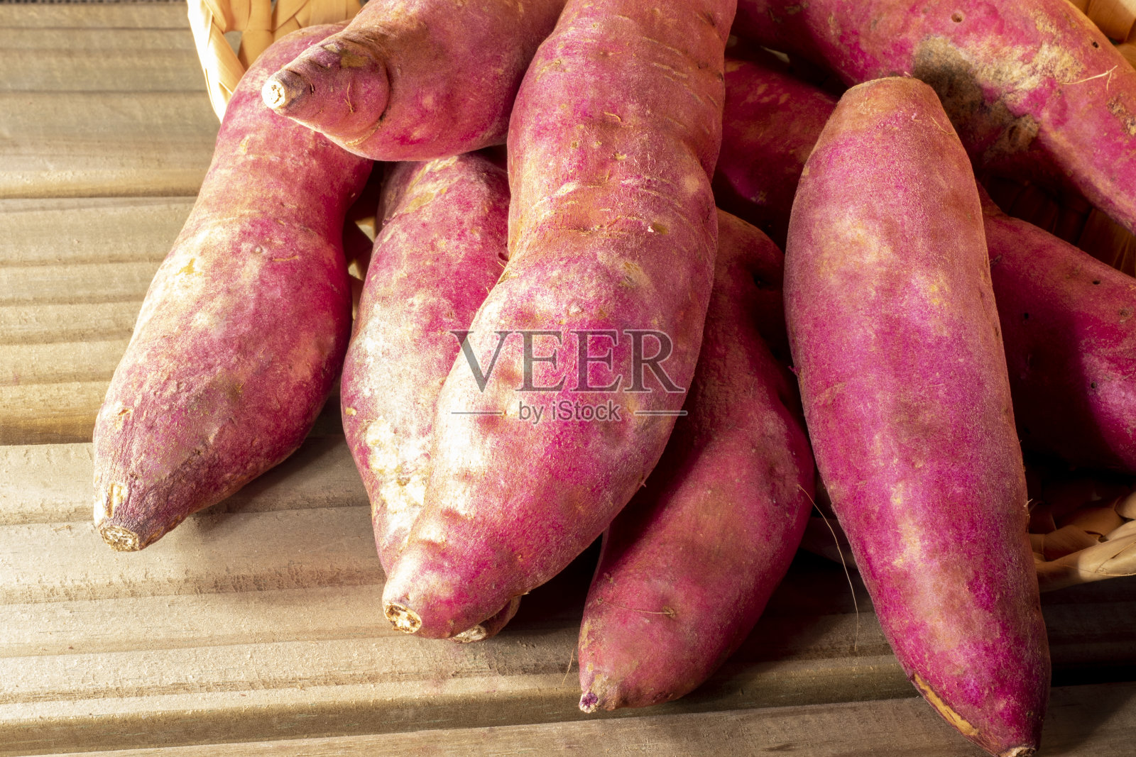 红薯在篮子里照片摄影图片