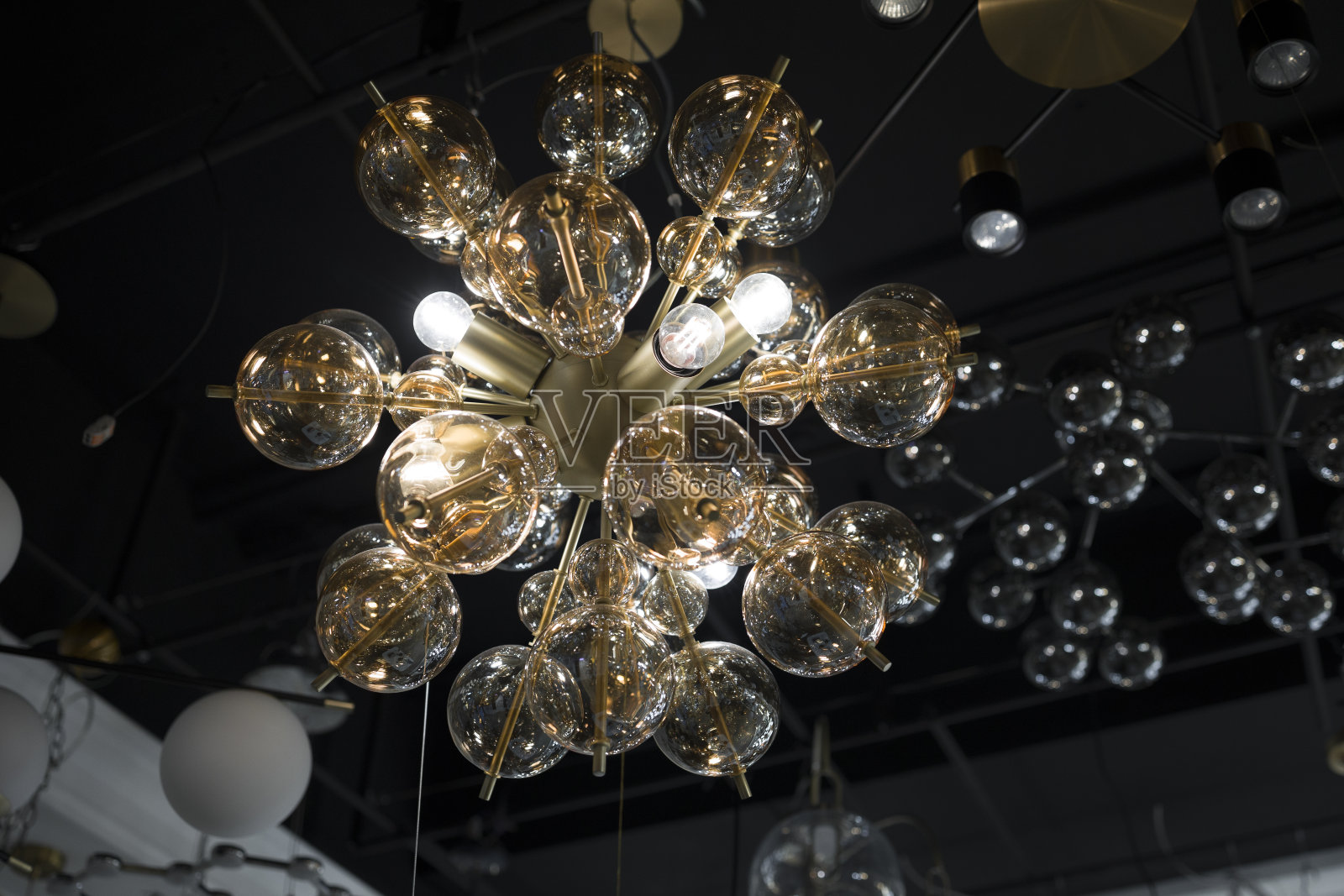 照明吊灯低角度视图。抽象的背景照片摄影图片