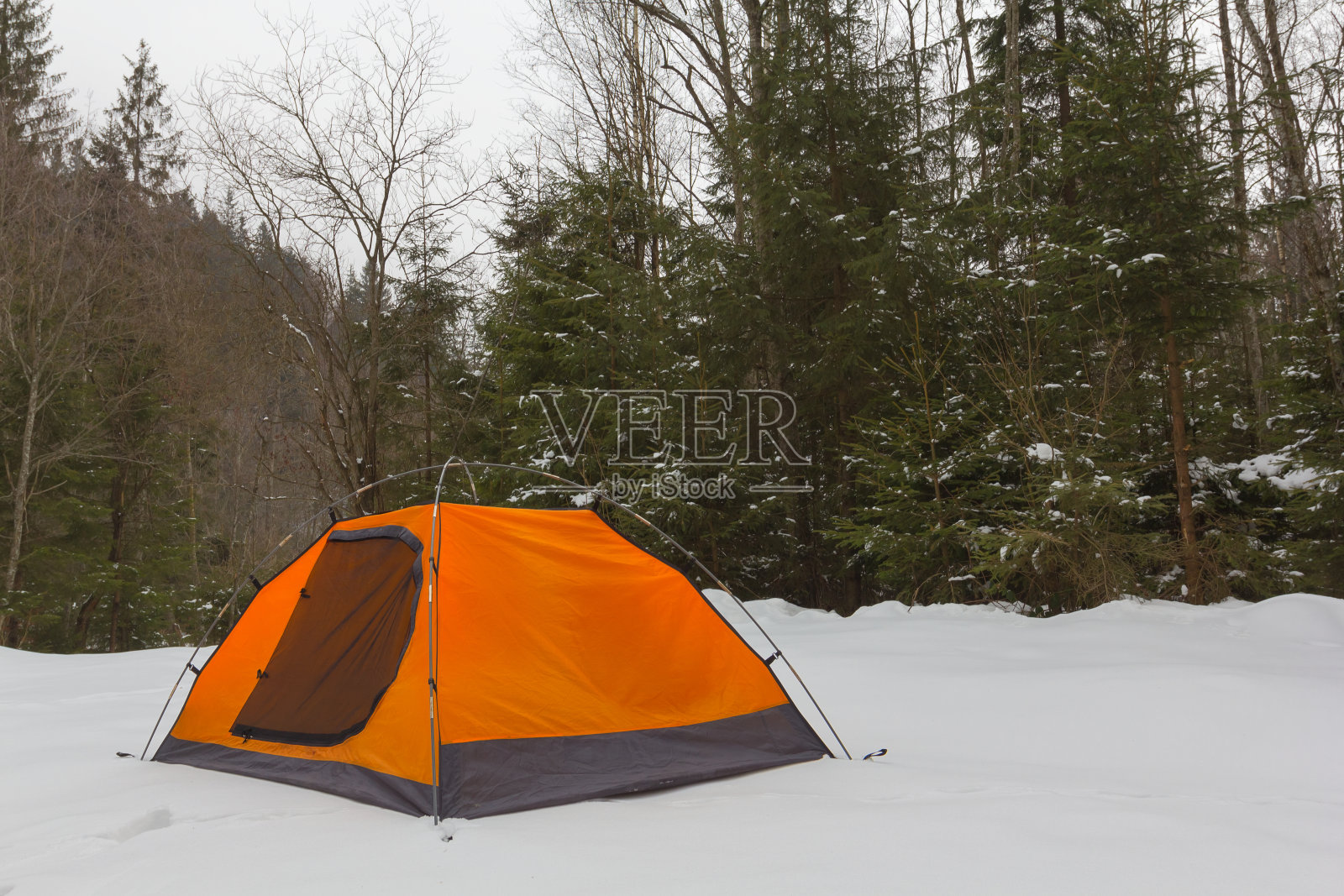冬天森林里的橙色旅游帐篷照片摄影图片