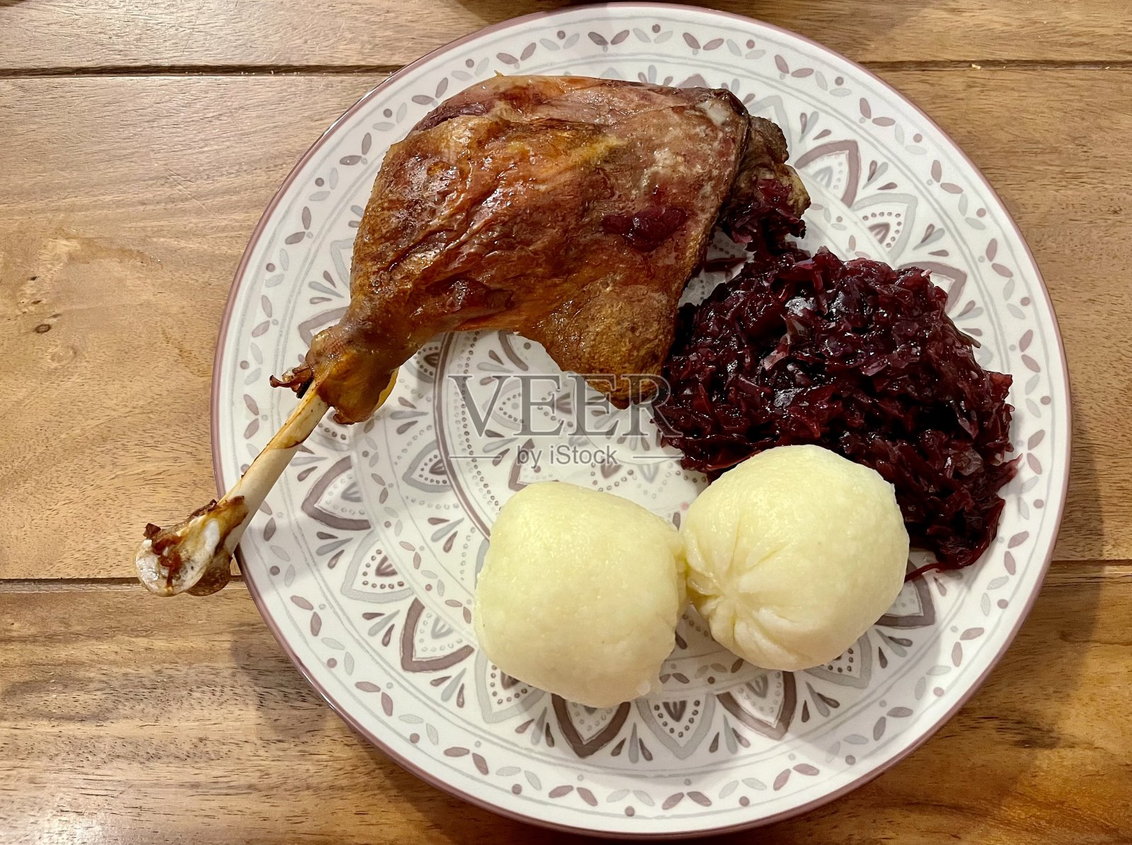 烤鹅腿配红卷心菜和饺子照片摄影图片