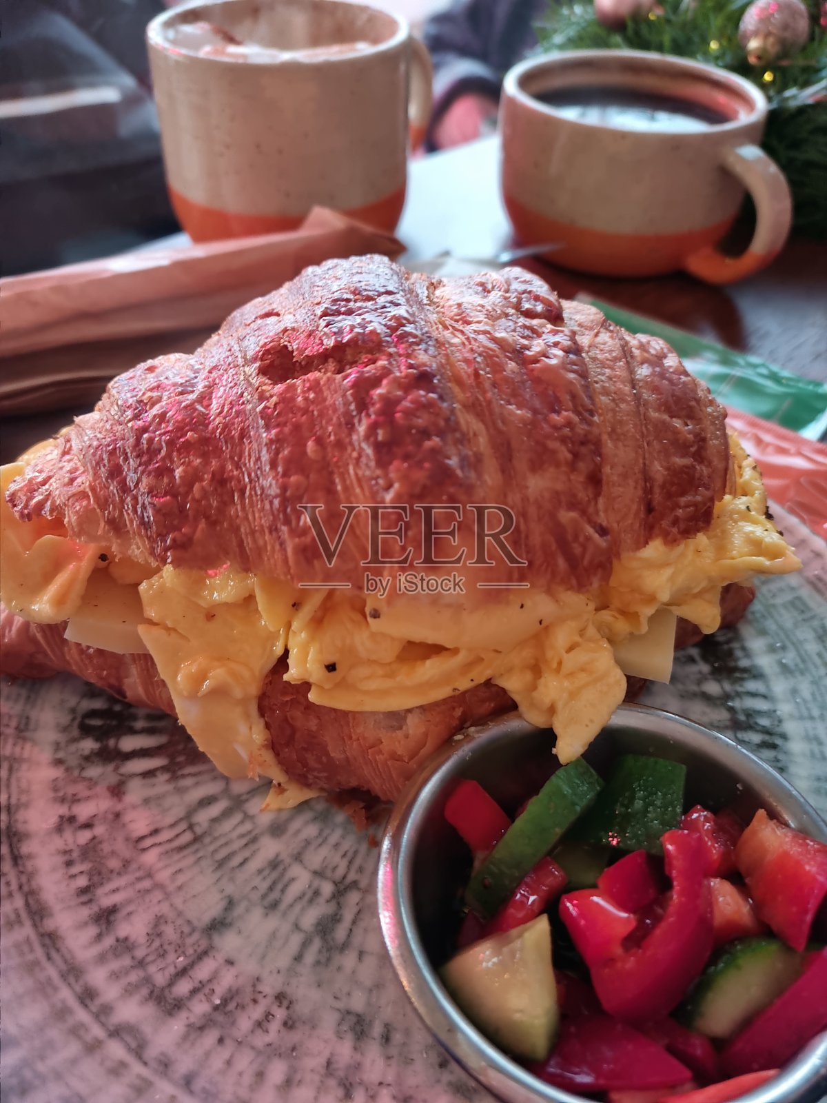 早午餐吃牛角面包加鸡蛋照片摄影图片