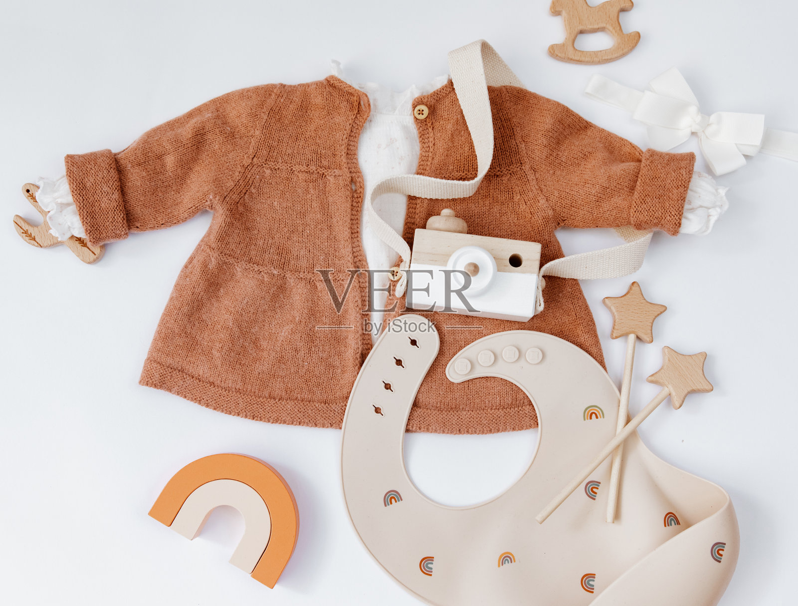 俯视图宝贝女孩时尚服装与郁金香。木制玩具和白色背景的新生儿照片摄影图片