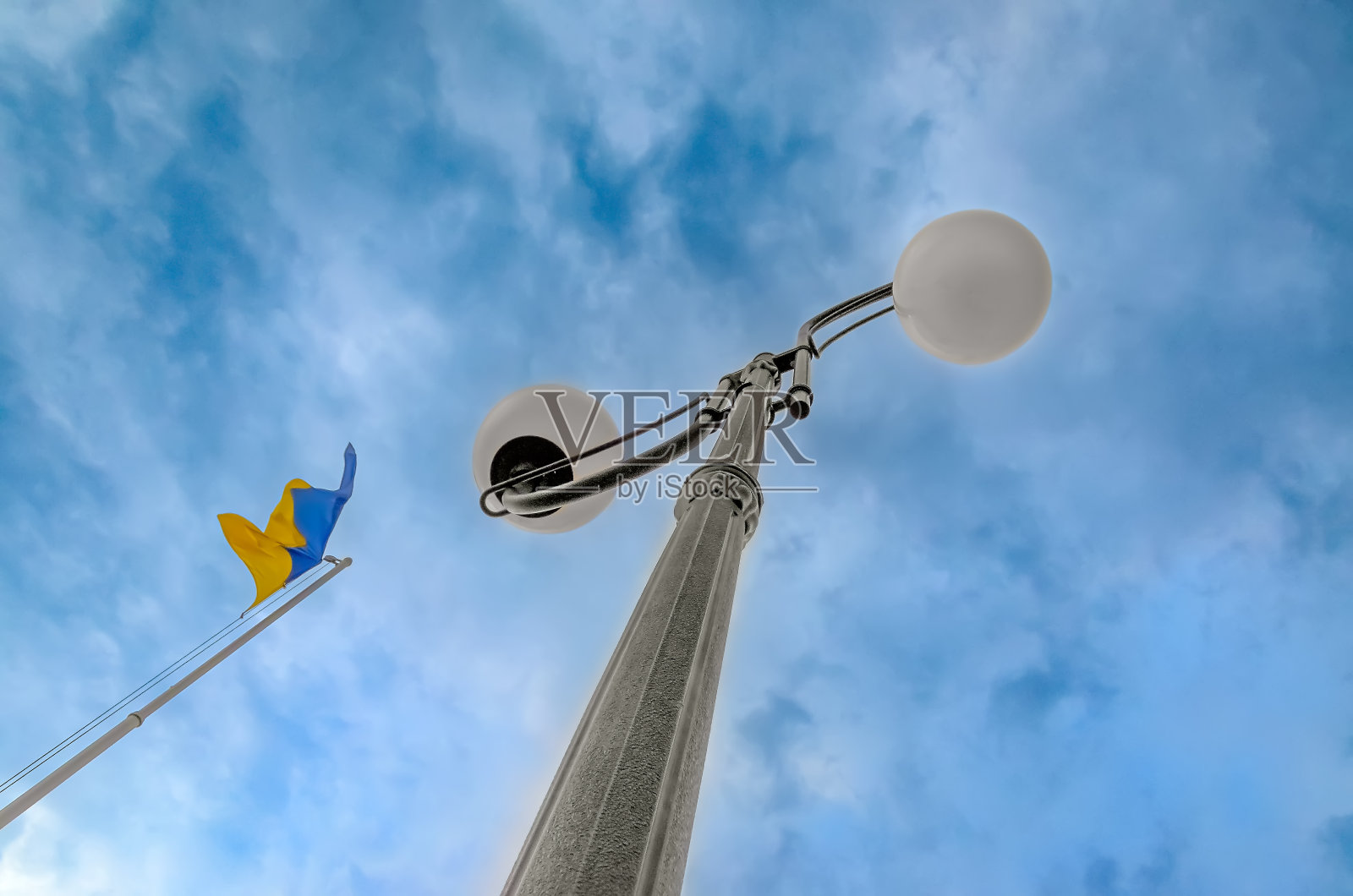 街灯映衬着暴风雨的天空。照片摄影图片