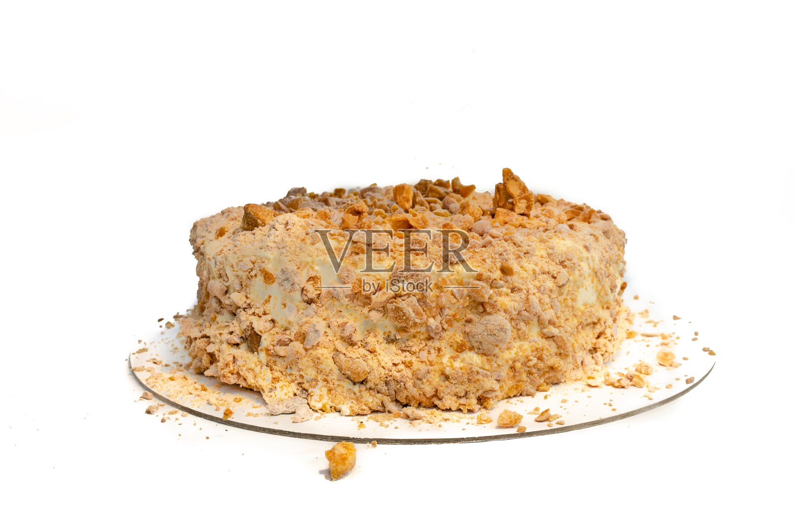 一块杏仁蛋糕,配上白奶油和焦糖坚果照片摄影图片