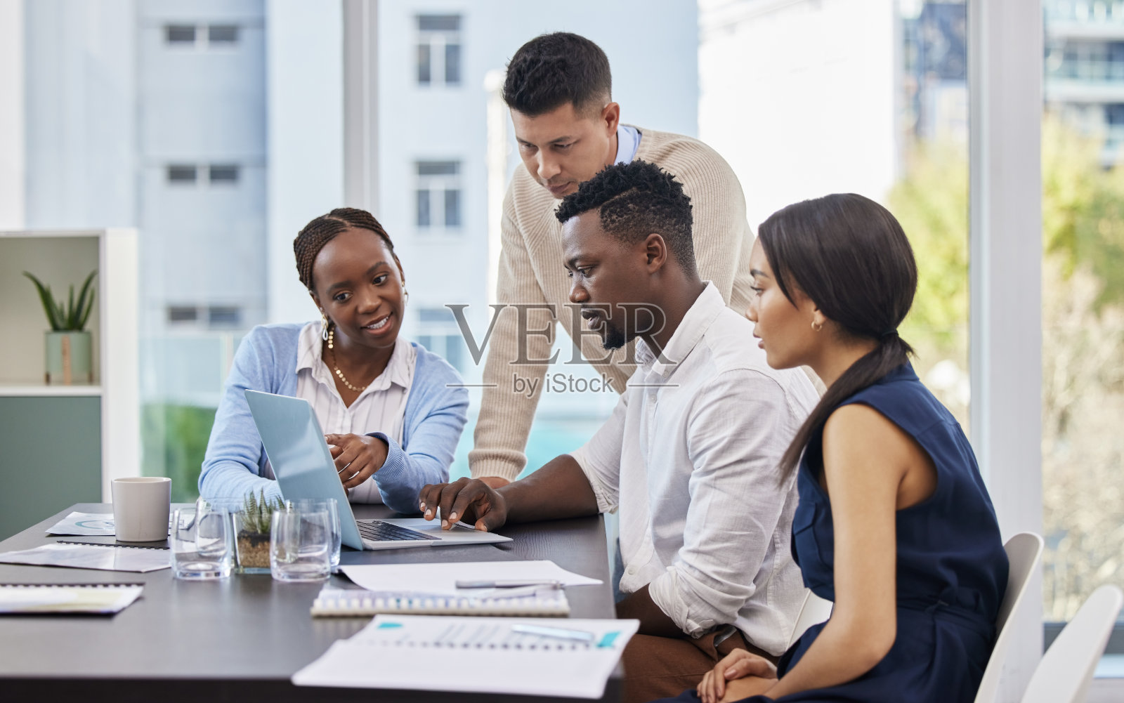 一群商业人士在使用笔记本电脑开会时进行头脑风暴的照片照片摄影图片