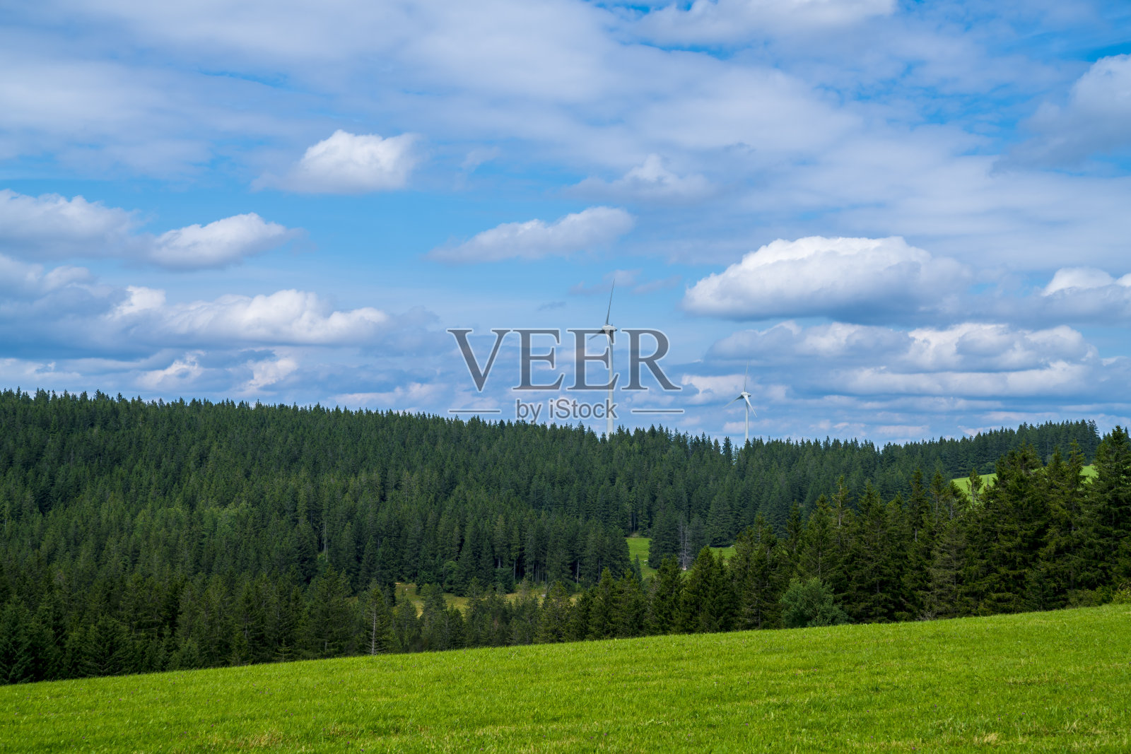 德国,黑森林自然全景图,绿色针叶树景观和风力涡轮机产生绿色可再生能源照片摄影图片