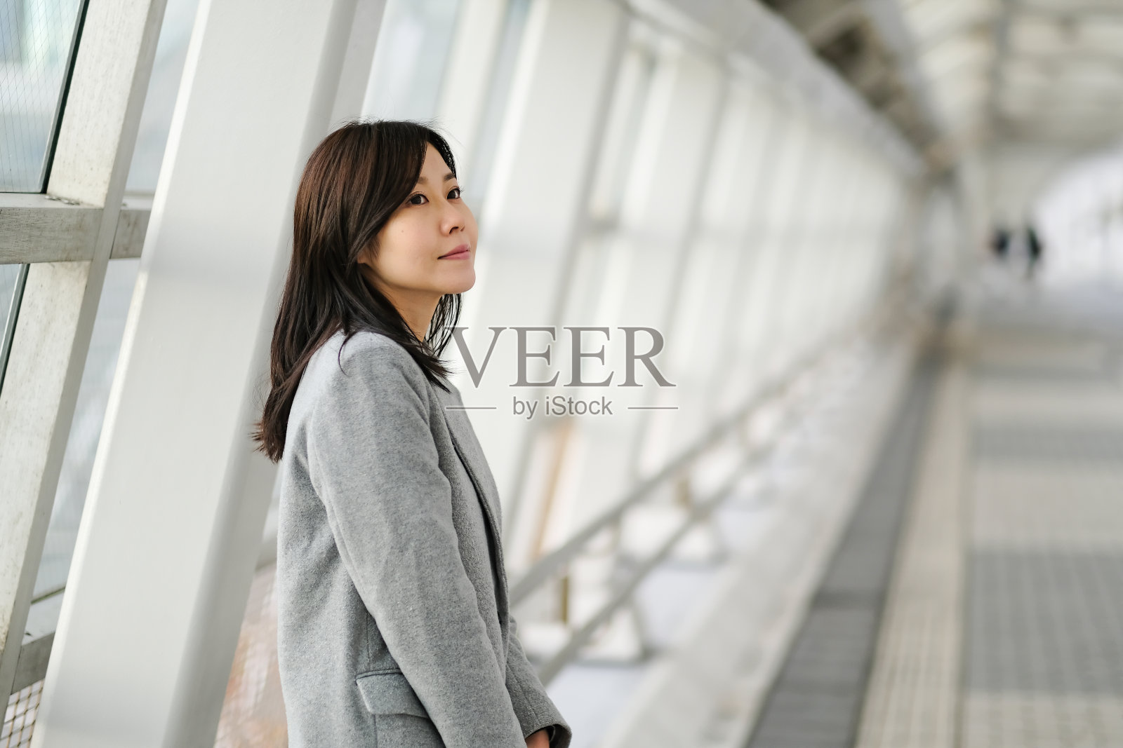 女商人靠在墙上照片摄影图片