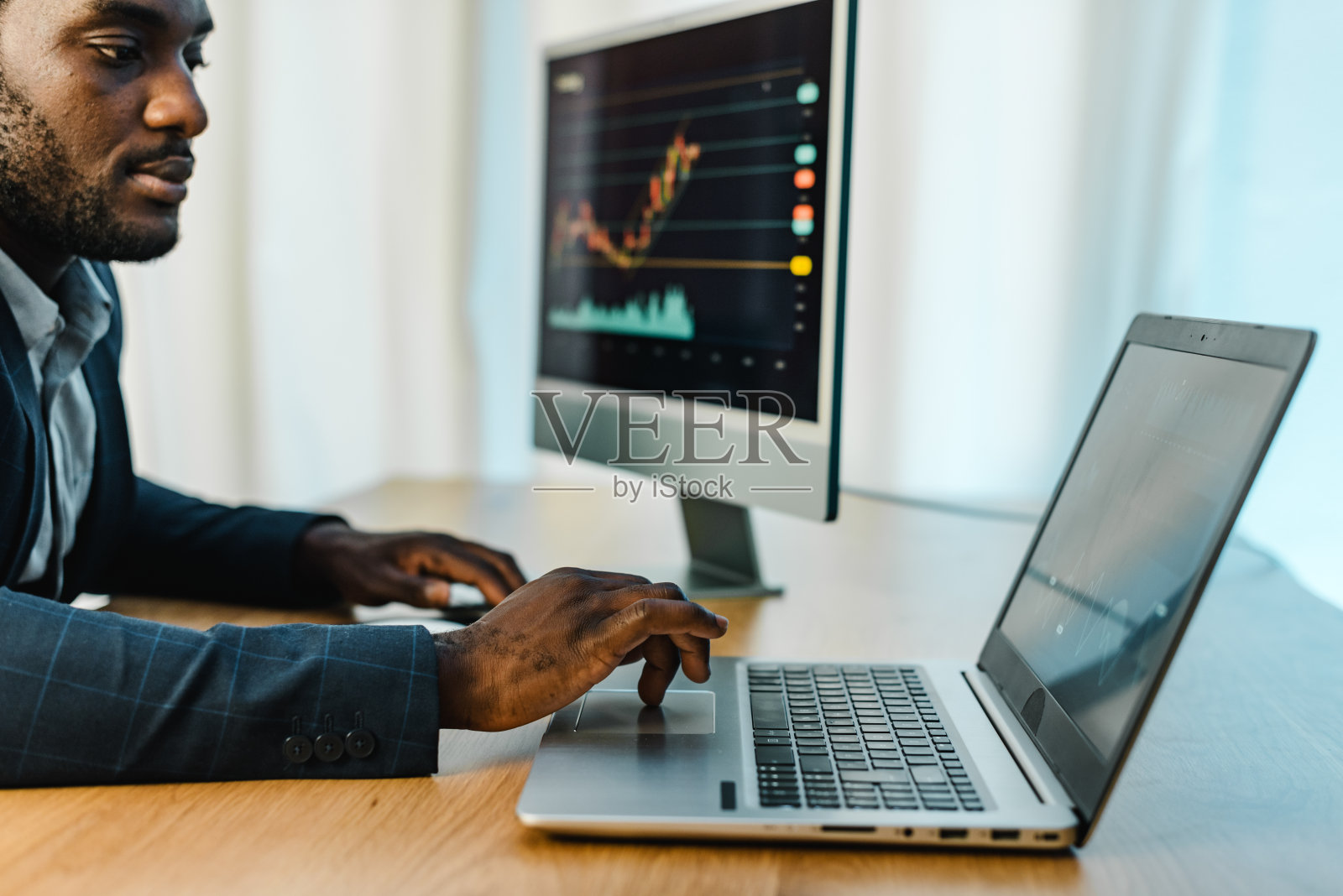 专注的男性交易员使用笔记本电脑照片摄影图片