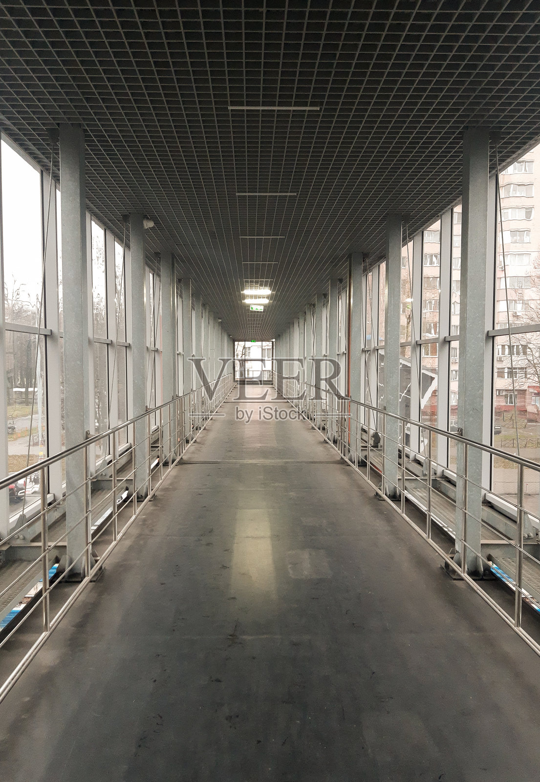 空空荡荡的走廊——穿过高科技玻璃墙的道路照片摄影图片