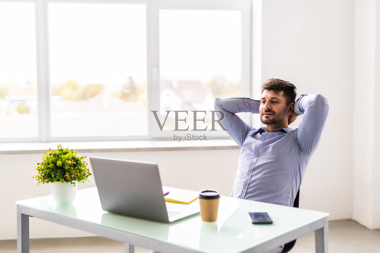 年轻帅气的工人在完成任务后休息休息照片摄影图片