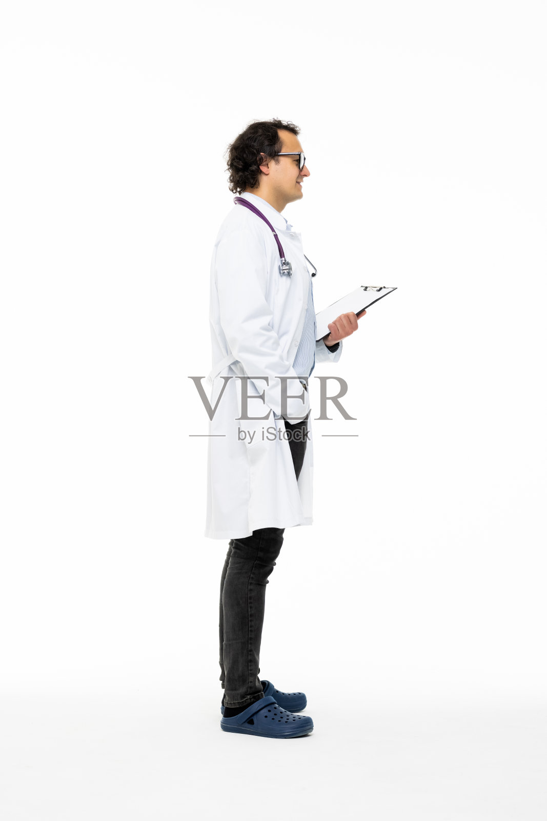 自信的男性医生在白色背景上写报告的肖像照片摄影图片