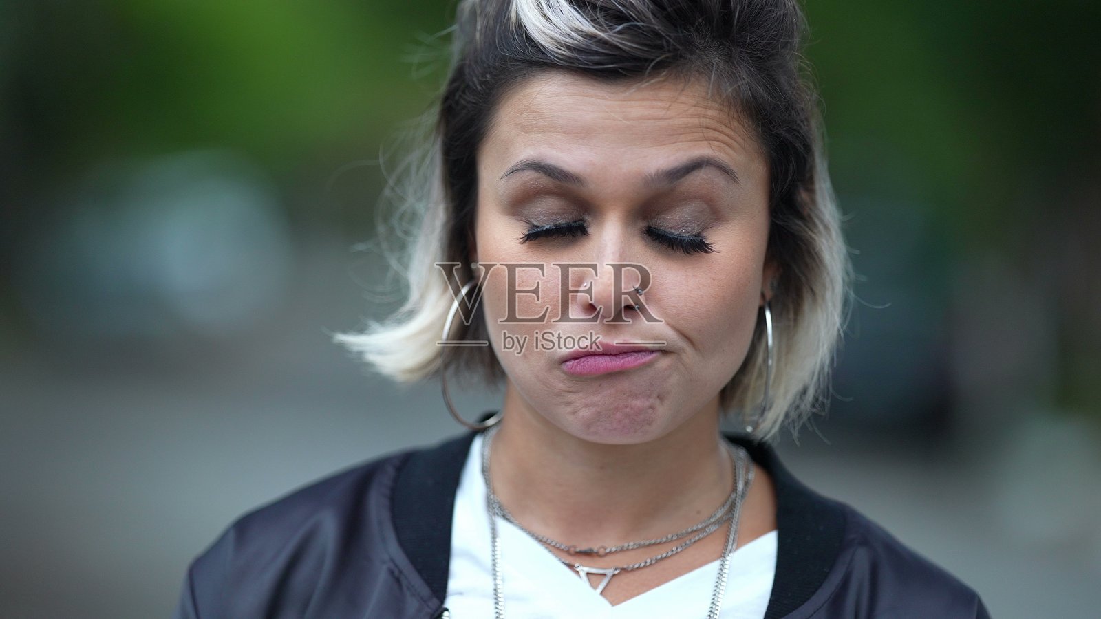 犹豫的年轻女子正在考虑做决定。寻求问题解决方案的沉思者照片摄影图片