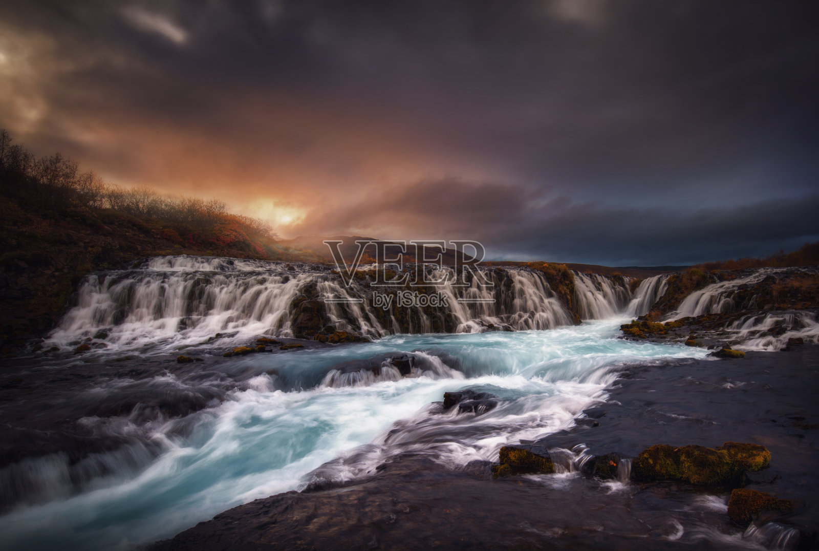 冰岛的Bruarfoss瀑布。照片摄影图片