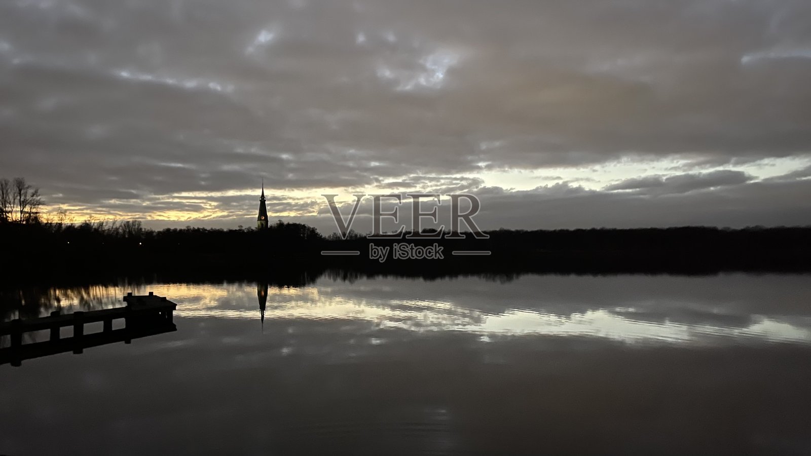 关于水资源的日落。照片摄影图片