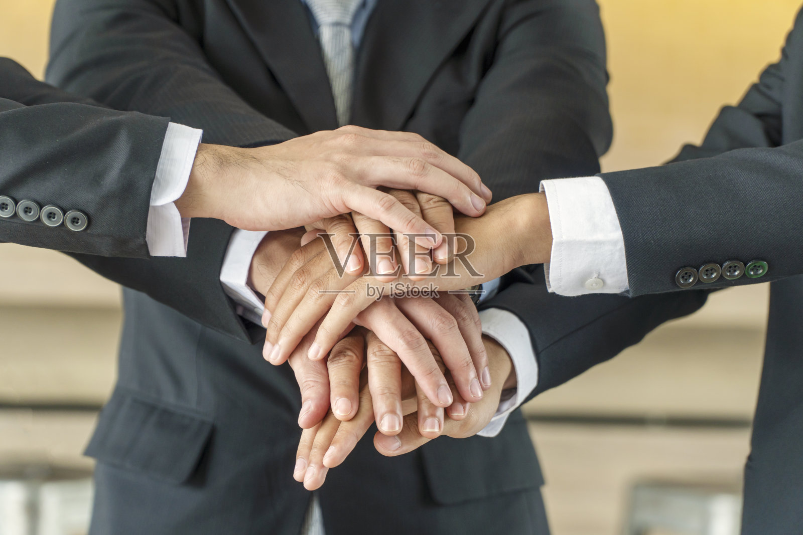 商人的使命是完成团队合作联系工作联盟的理念。一群商人齐心协力完成了工作。合作、领导、交易、许诺、权力。成就领导人团结。照片摄影图片