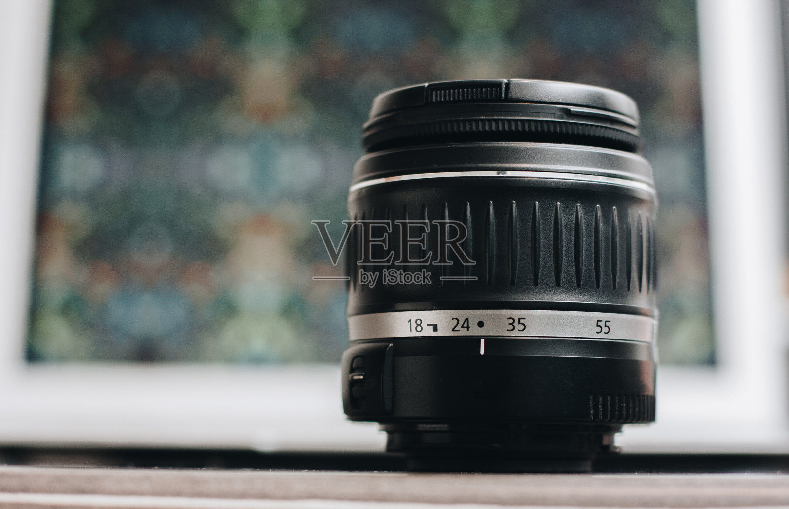 在桌子上用散景背景拍摄的照片镜头的特写。照片摄影图片