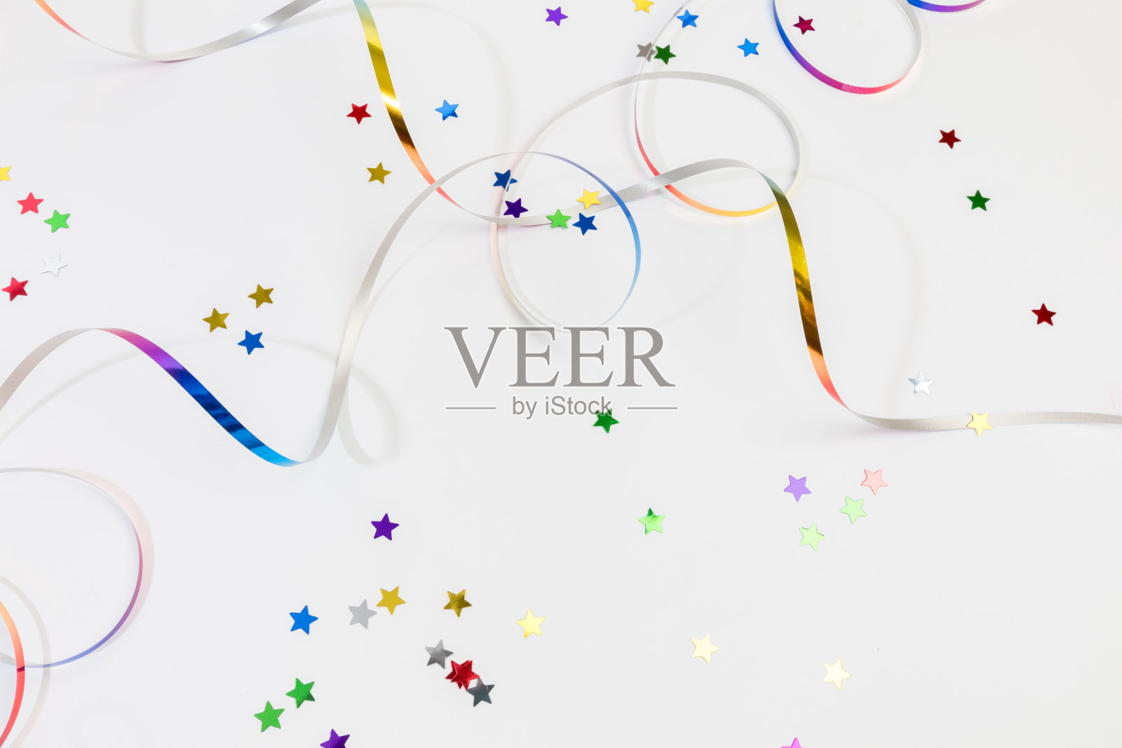 彩色纸屑在白色背景文本的地方-图像照片摄影图片