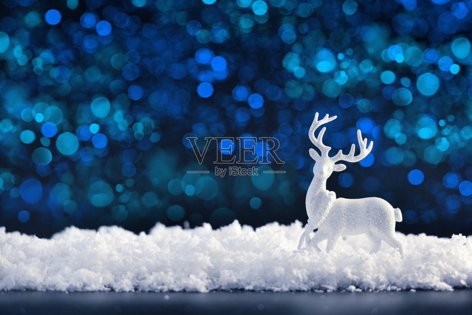 深色节日背景雪地上的白色圣诞鹿,圣诞快乐,新年快乐照片摄影图片