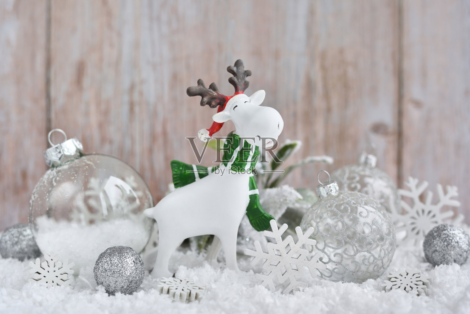 圣诞装饰小人物麋鹿与节日装饰Ð四分之三的雪。圣诞节或新年贺卡。照片摄影图片