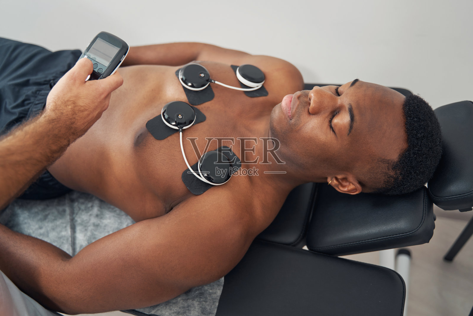 年轻的非洲裔美国人正在接受EMS治疗照片摄影图片