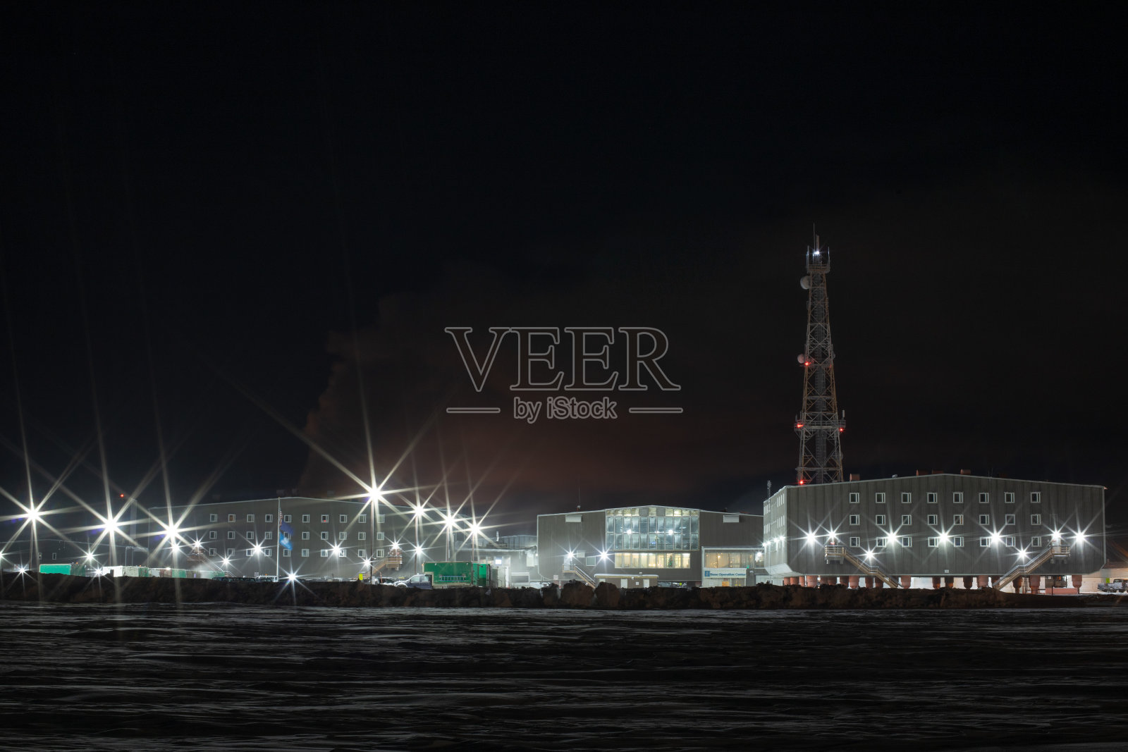 油田在晚上照片摄影图片