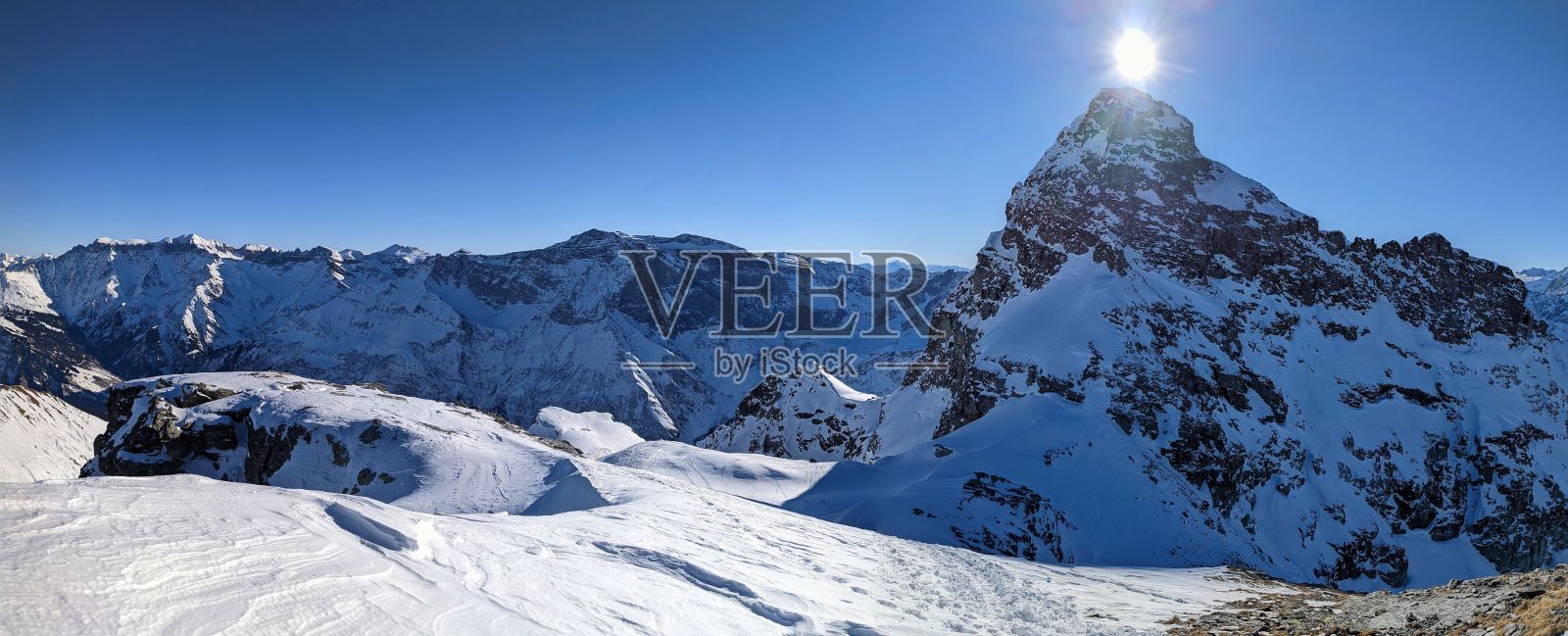 从格拉鲁斯的恰普山顶俯瞰周围山脉的美景。Skimo。冬天登山照片摄影图片