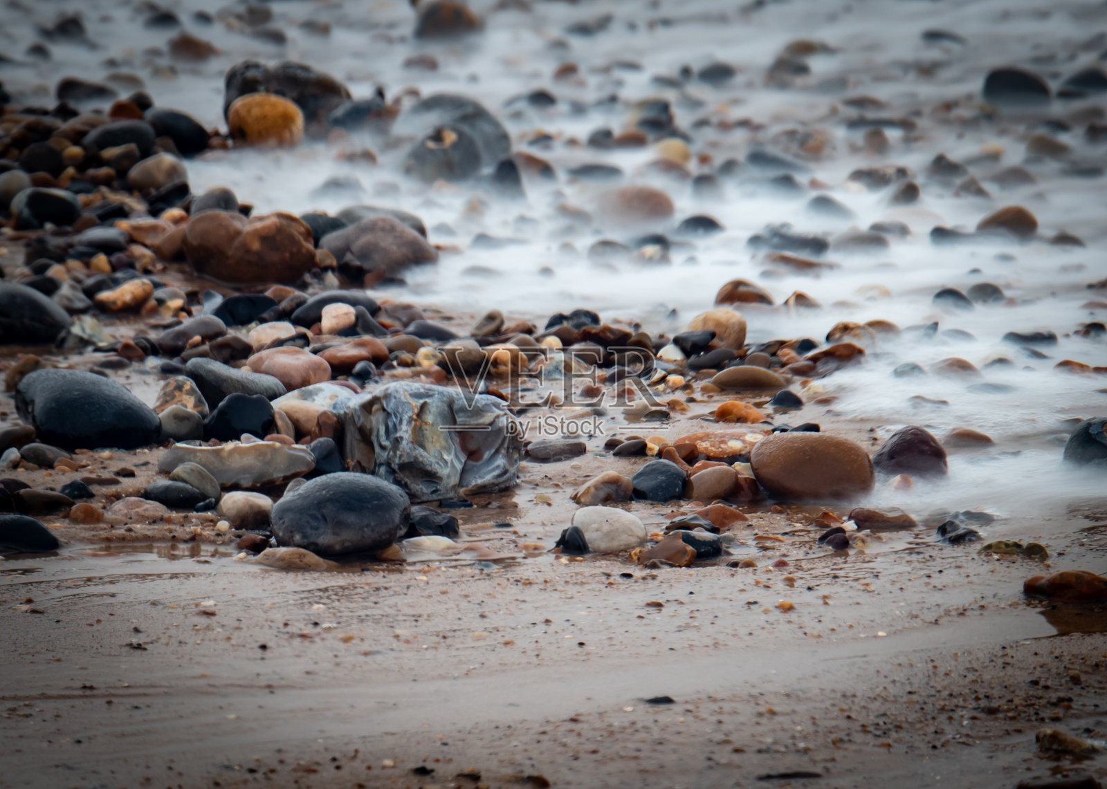 海滩上的石头照片摄影图片