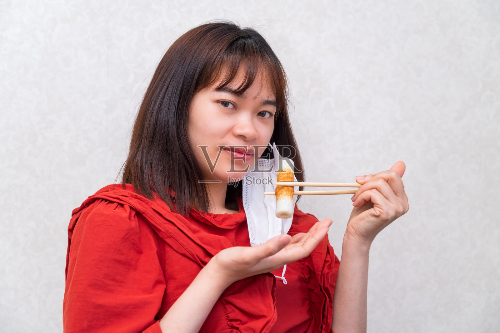 年轻女子戴着口罩吃饭。新冠肺炎的新常态照片摄影图片