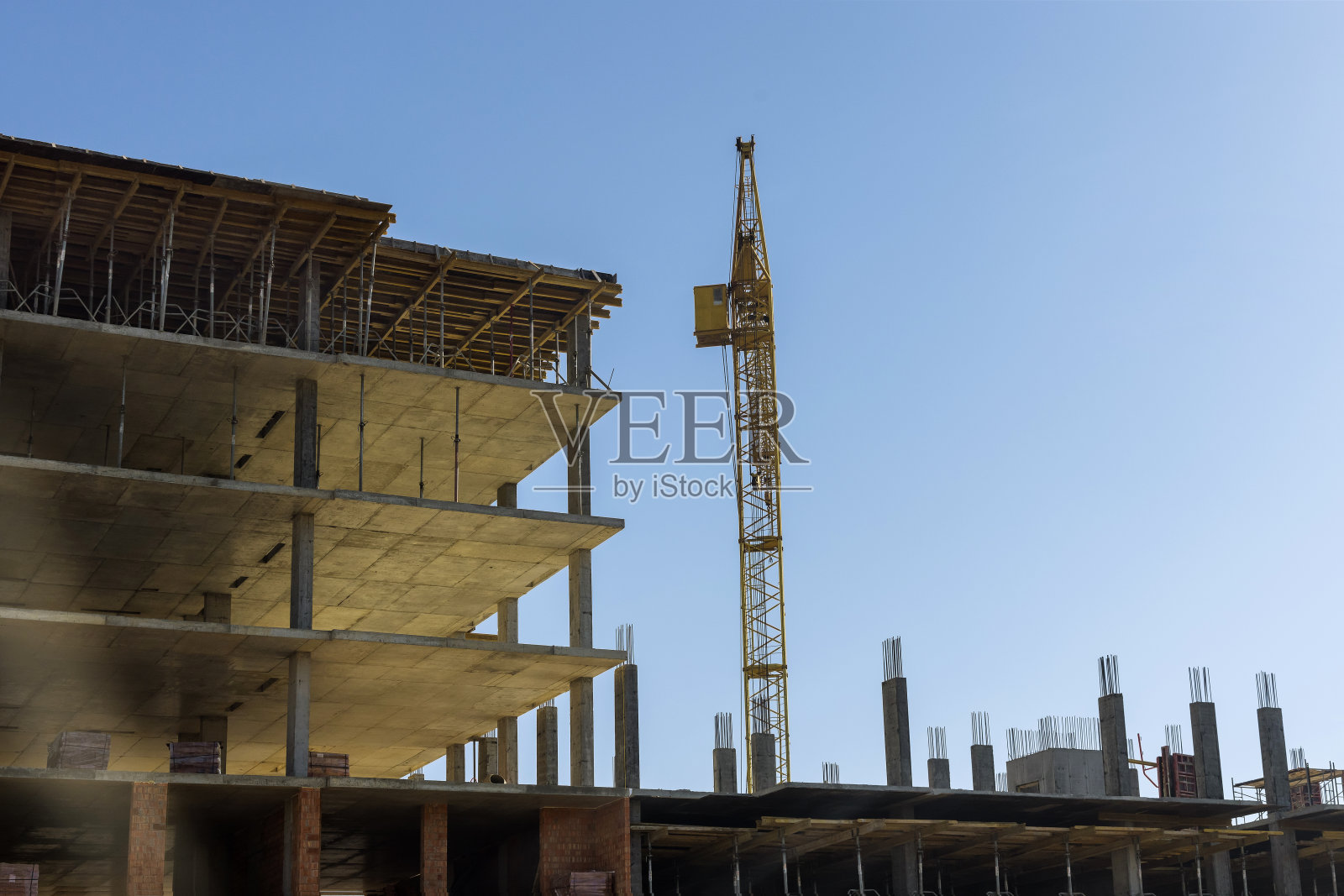 在建建筑的钢结构框架和塔式起重机照片摄影图片