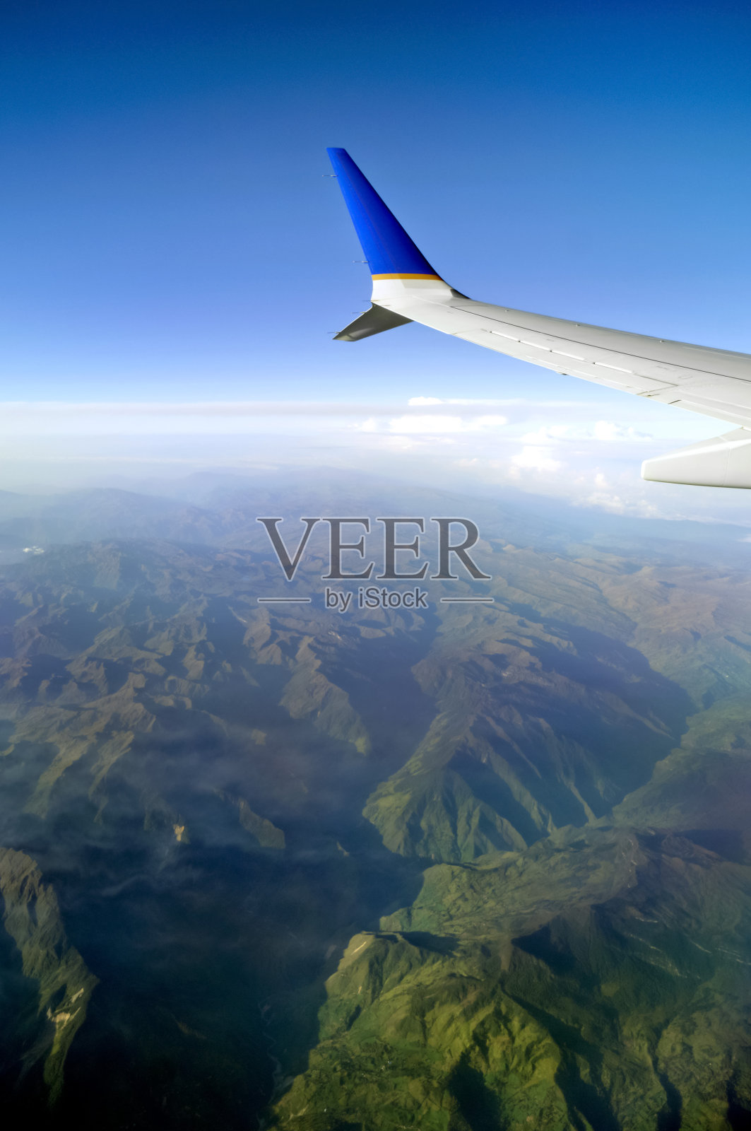 从飞机窗口俯瞰南美洲山脉照片摄影图片