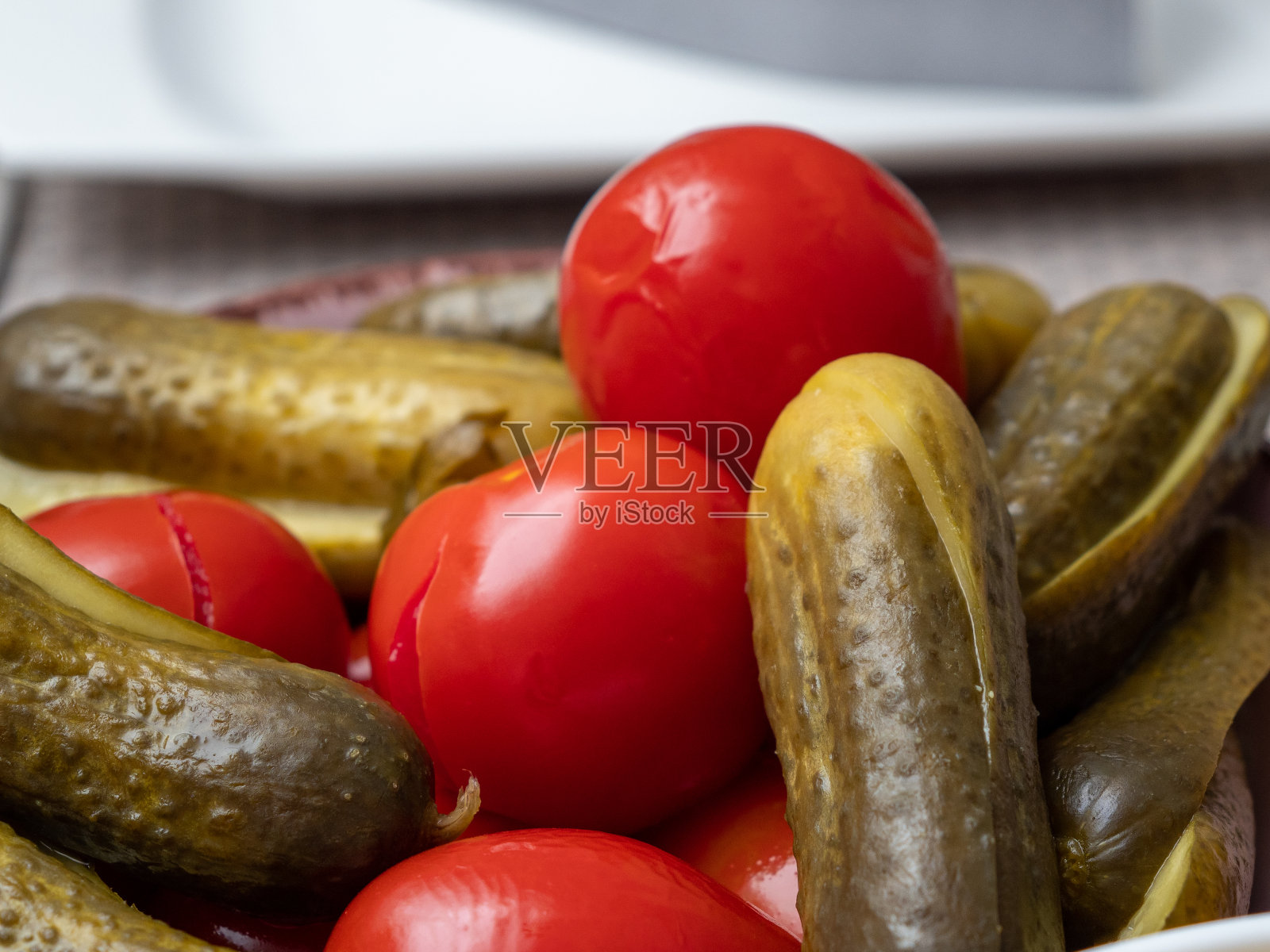 泡菜和西红柿。桌上有泡菜照片摄影图片