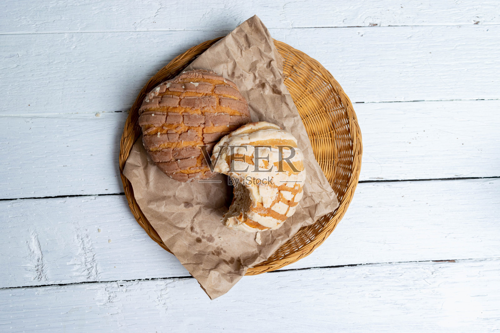 再加上香草和巧克力外壳。传统的墨西哥面包,咬一口照片摄影图片