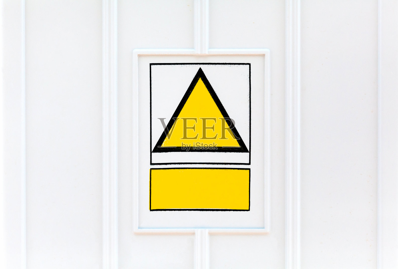 黄色三角形空白的工业警示牌,墙上的金属板,工厂风格的物体,特写,无人。提示三角符号模板,矩形文本占位符照片摄影图片