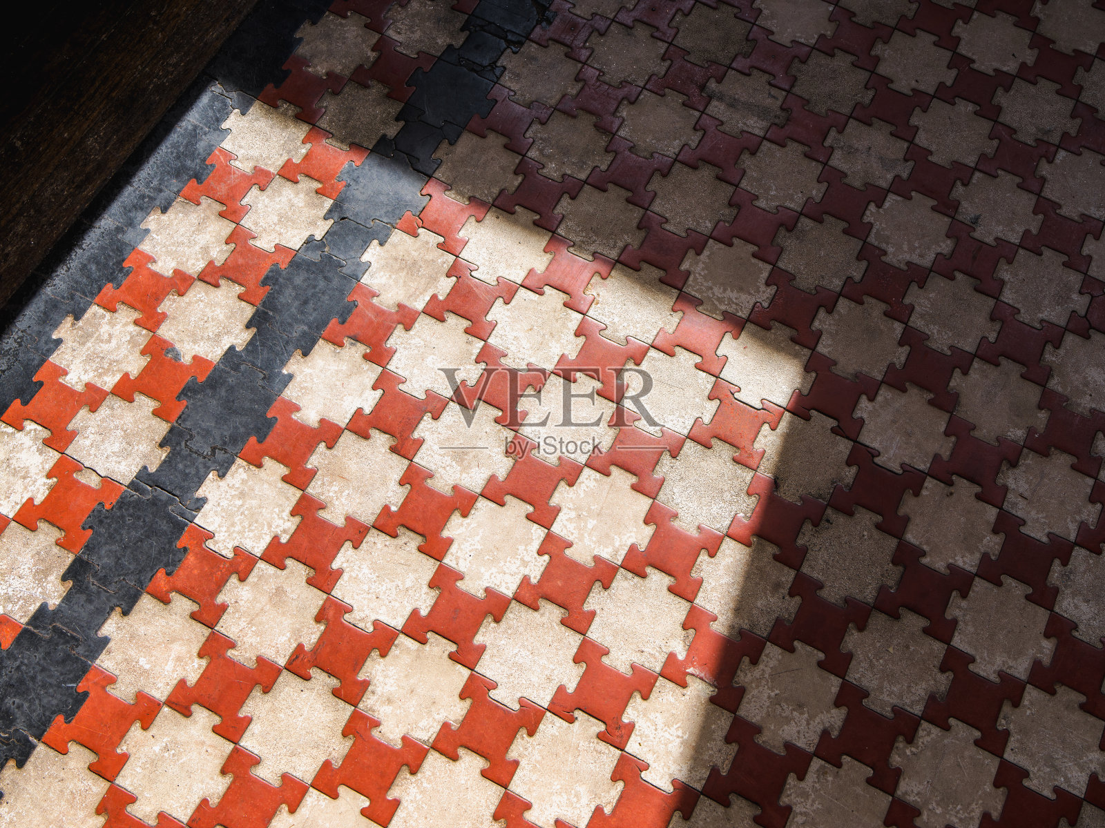 二十世纪早期用来保护硬木甲板的油毡。照片摄影图片