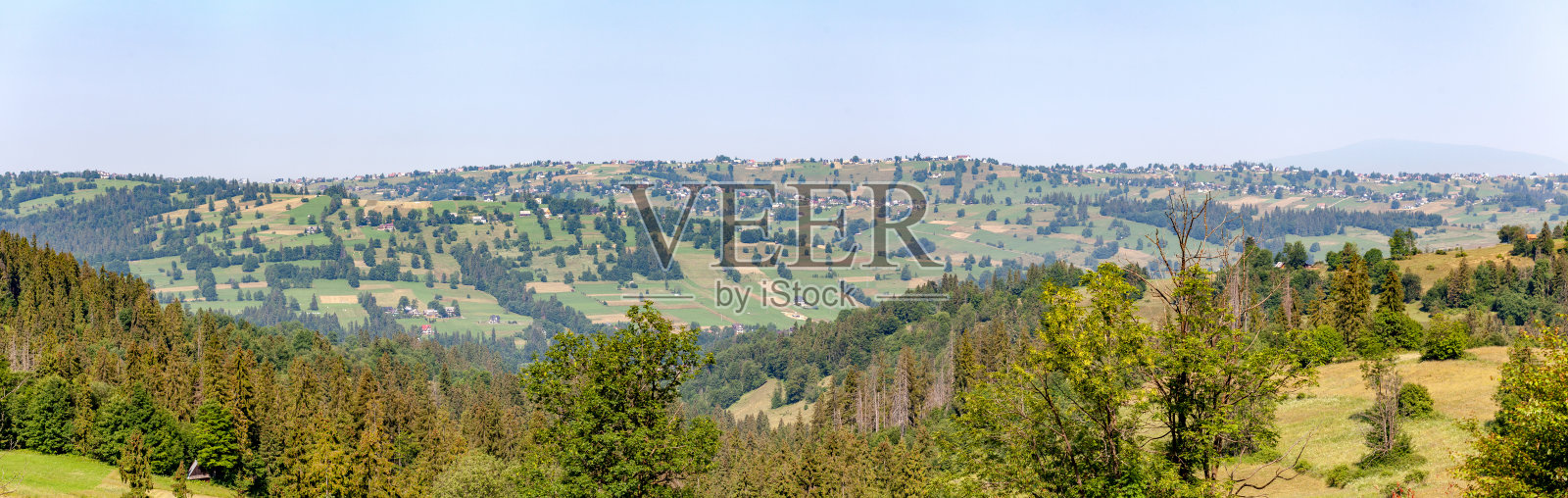 波兰南部丘陵、平原宽高分辨率全景拍摄,景观。远处的森林、平原和房屋,无人问津。乡村、乡村、风景名胜、旅游目的地照片摄影图片