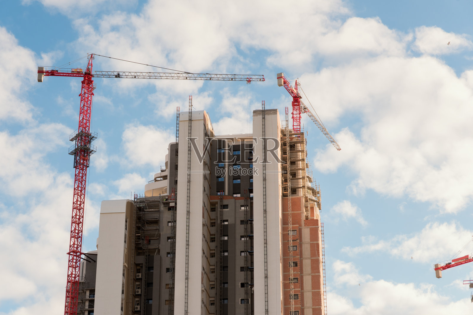 建筑施工中各种起重机和叉车的特写镜头。照片摄影图片