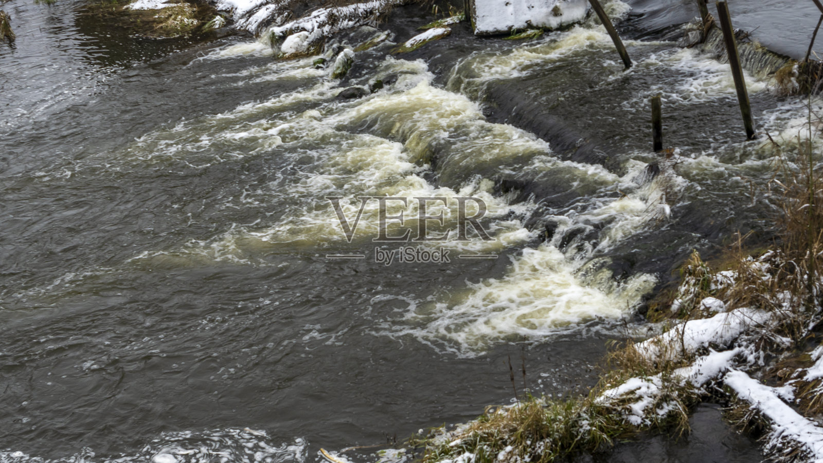 行人天桥下冬天河里的沸水。抽象的背景。空间的文本。照片摄影图片