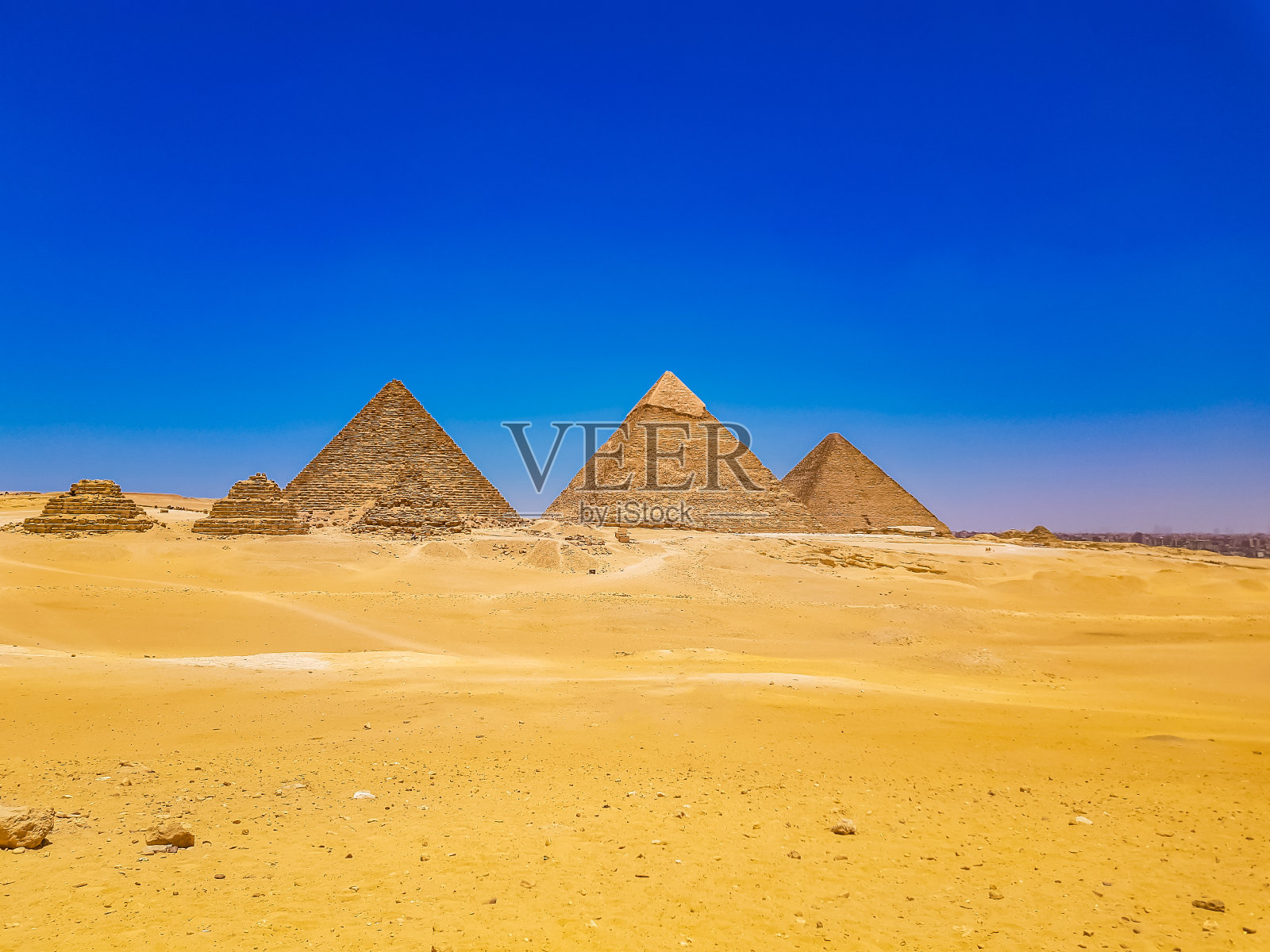 从高原南部看到的埃及吉萨金字塔群照片摄影图片