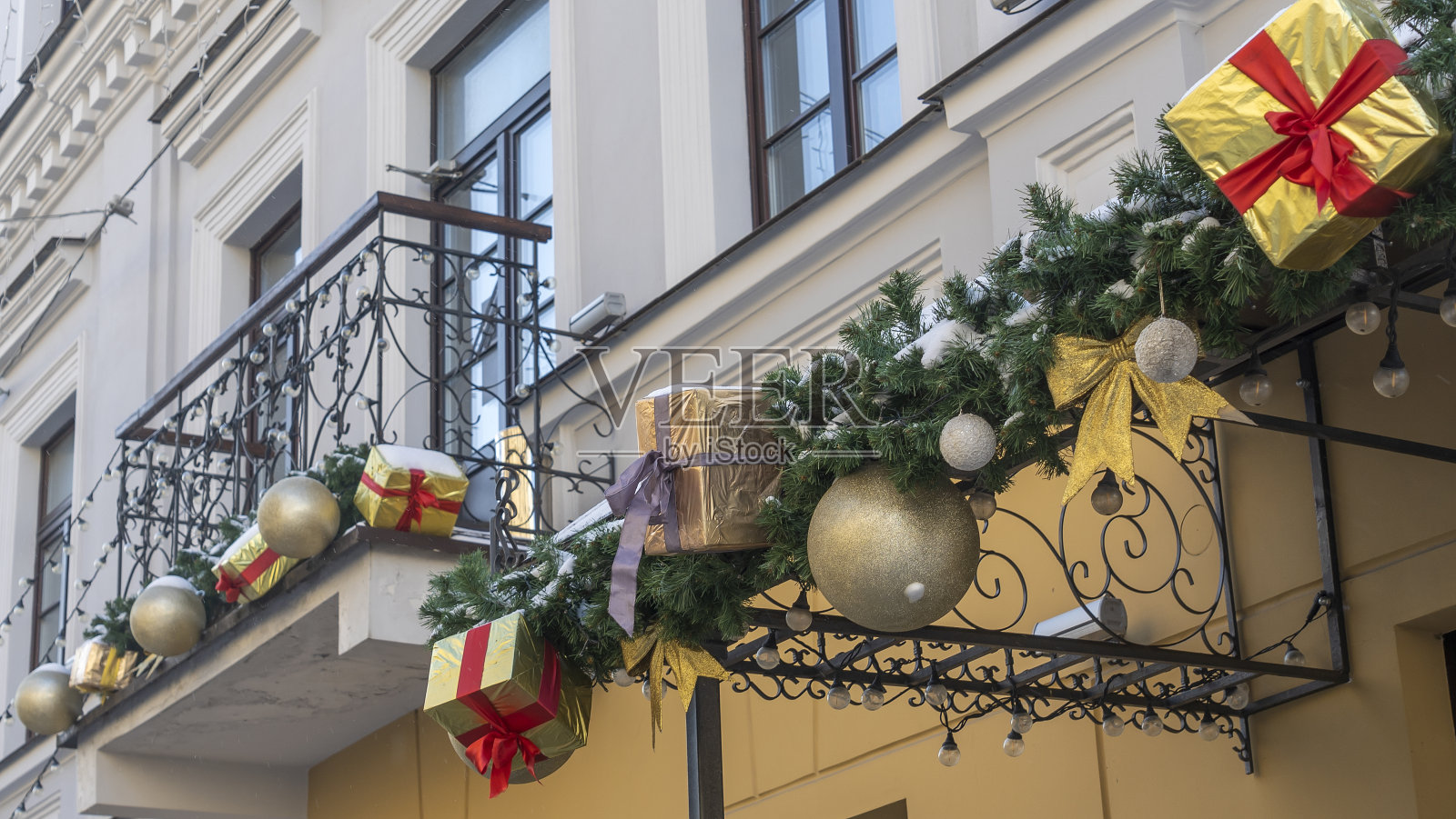 老建筑的阳台上装饰着圣诞节和新年的装饰。照片摄影图片