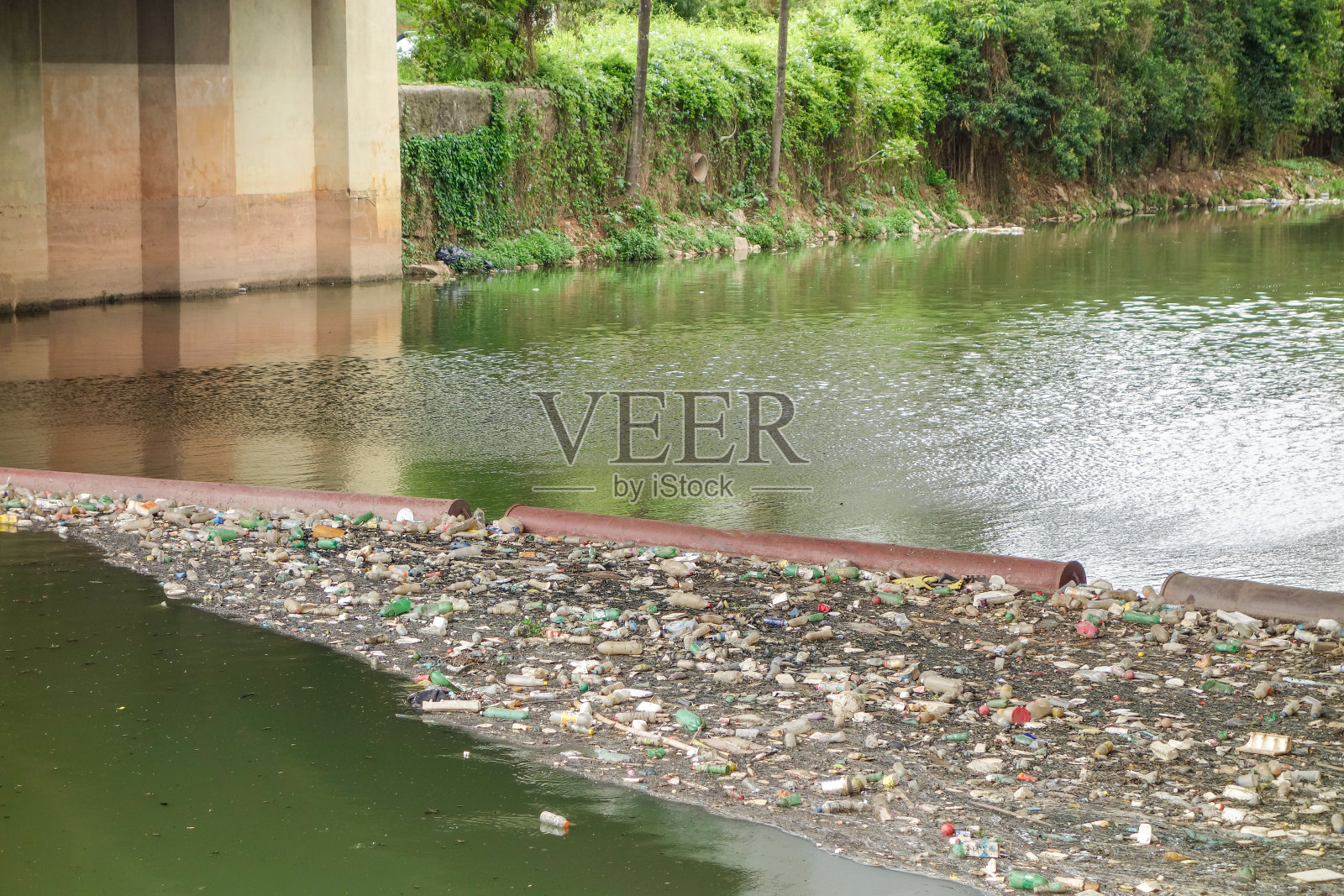 城市河流水域的污水、垃圾。污染概念、生态系统与环境照片摄影图片