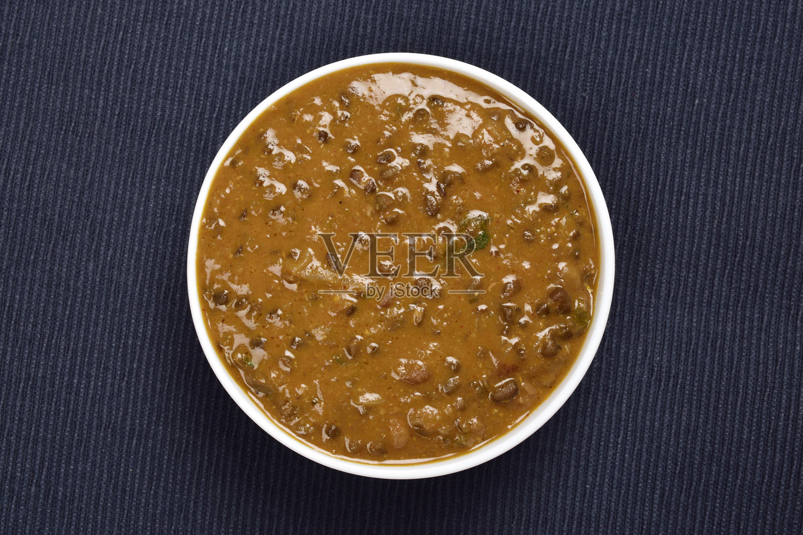 在餐垫上放一碗达利·马克尼照片摄影图片