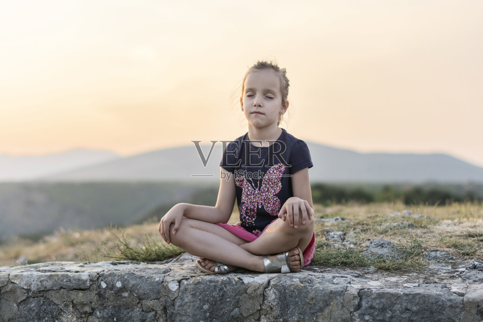 在夕阳下沉思的女孩照片摄影图片
