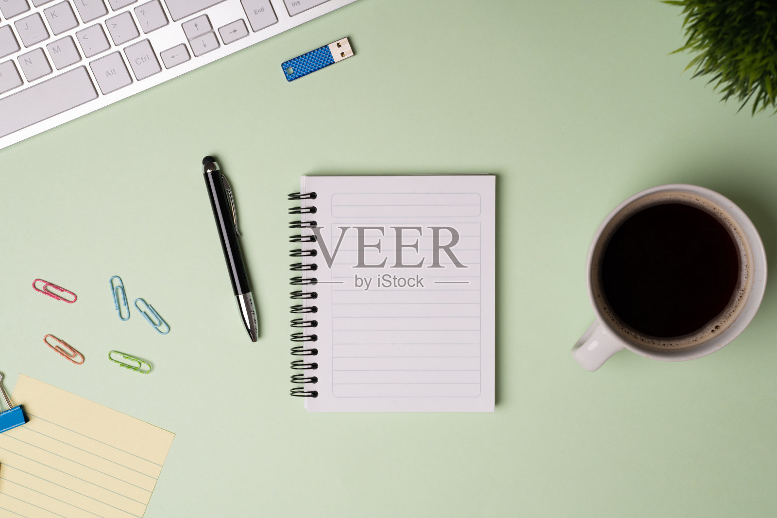 绿色背景的信纸照片摄影图片