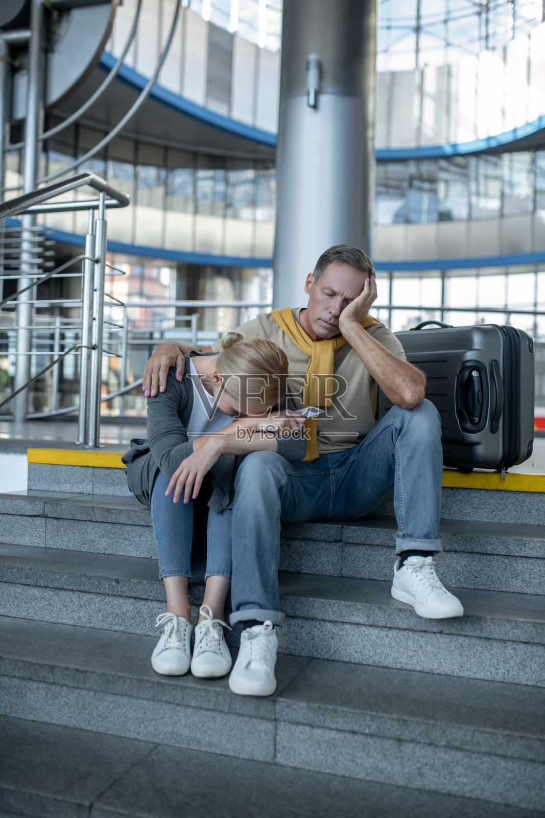 一对疲惫的游客夫妇在机场候机楼打盹照片摄影图片